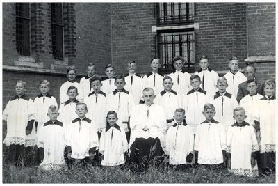 46143 Misdienaars Budel: 1946-1947 v.l.n.r. 1e rij , Wim Beerten, Janus van Meijl, Toon Duisters, Kap. Remmen, Wim ...
