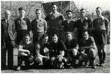 46145 Sportevenementen Budel: Kampioenselftal B.S.V. 1945/46 (promotie naar de derde klasse) zittend v.l.n.r. Hein ...