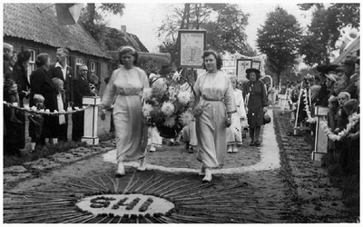 46156 Neomist C. Slenders, Budel: Feestelijke processie n.a.v. 1e H. Mis van Neomist C. Slenders, 1945