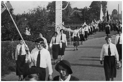 46158 Neomist Sjef Compen, Budel: Processie op weg naar kerk , 17-07-1938