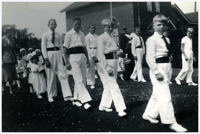 46166 Processie: Turnclub 'Vlug en Vrij', Budel-Dorplein. Vooraan rechts Sjaak Ariaans, Jean van Deurzen, 1953