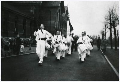 46196 Tamboerkorps Vlug en Vrij, Budel-Dorplein: processie, 1955