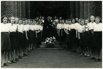 46198 Huwelijk, Budel: Jonge boerinnenbond, Erehaag t.g.v. trouwen Frans Govers en Mina Jaanen, 14-10-1943