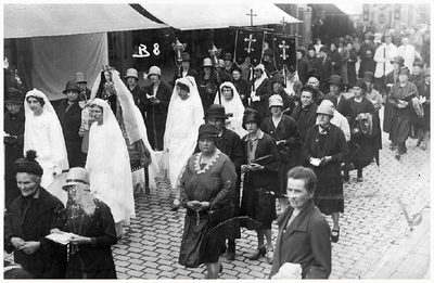 46208 Bedevaart Budelse processie in Kevelaer (Duitsland), Mariabeelddraagster links Anneke Meeuwissen, z.j.