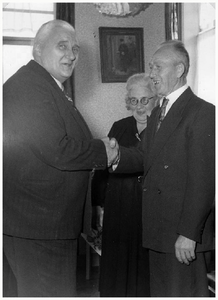 46214 Postbode Budel: Notaris Hermans feliciteert postbode Adrianus Geven 25 jarig jubileum, 1956