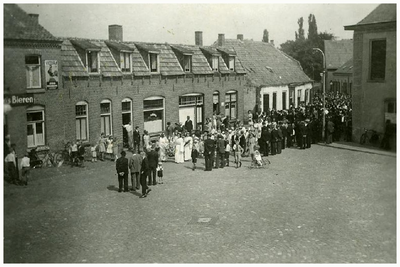 46220 Processie, Budel: uiterst links gebouw City Bar, 1930 - 1939