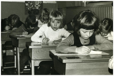 46230 Leerlingen in de klas, met witte trui Jannie van de Broek, Budel, 1970 - 1977