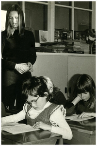 46234 Kinderen met juffrouw Tiny Vlassak, 1970 - 1977
