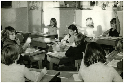 46236 Klaslokaal met leerlingen, v.l.n.r. gezicht Marly van de Broek, Anita Thijsen, Gerty Stevens, Patricia Brandts, ...