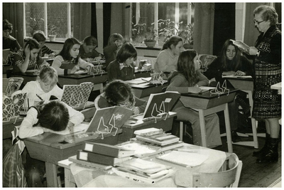 46237 Klaslokaal met leerlingen, met onderwijzeres juffrouw Frisen, 1970 - 1977