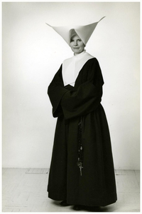 46248 Nonnen, Budel-Dorplein: oude kledij zr. Verstappen, 1940 - 1965