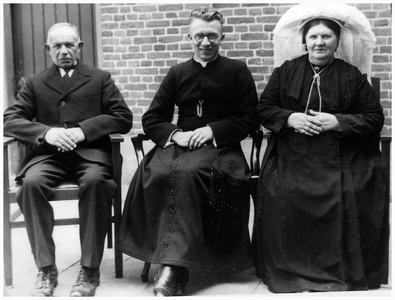 46250 RK. St. Joseph Budel-Dorplein: pastoor Thijssen met vader en moeder kort na priesterwijding, 1e pastoor St. ...