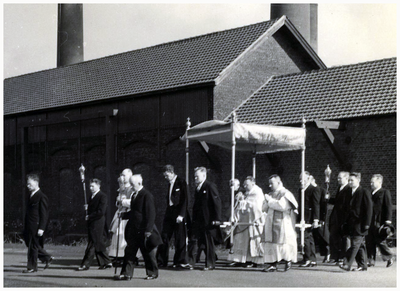 46254 Kerkbestuur met drager voor o.a. Ing. Hoyer, 1952