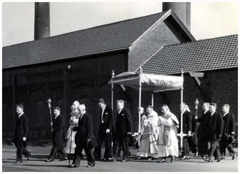  Een serie van 9 foto's betreffende de overbrenging Allerheiligste van de oude fabriekskapel naar de nieuwe kerk, RK. ...