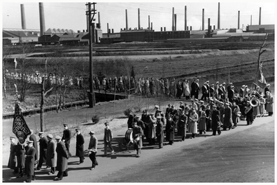 46256 Harmonie (op voorgrond) en schutterij. Op achtergrond zinkfabriek Budel-Dorplein, 1952
