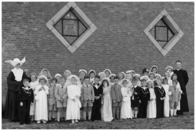 46262 1e communicanten met non en pastoor Thijssen, 1952