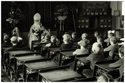 46263 Oude St. Andreasschool, Budel-Dorplein : St. Nicolaas op bezoek in de lagere school in de Hoofdstraat, 12-1952