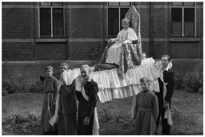 46266 Kindsheidsoptocht: voor de Cantine in Budel-Dorplein, 1952