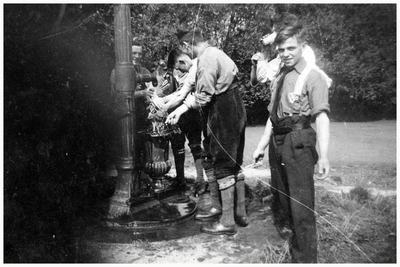 46293 Jonge wacht, Budel: op kamp. Vooraan rechts Leo Rooijakkers (Leike de smid) *1917, + 26-10-1976, 1939