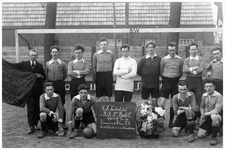 46300 Voetbalclub B.S.V., Budel: Kampioenschap 1930, van Voetbalbond 1e klas district Eindhoven zittend v.l.n.r. Pierre ...