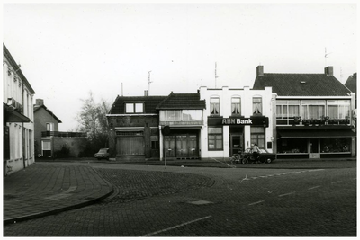 46301 Markt Budel: Links horlogerie Vonken, huis Kees, ingang Marktstraat, huis Leo Scheepens, voormalig pand ...
