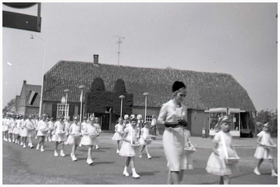 46313 De bruidsmeisjes, op achtergrond boerderij fam. Boelens, en benzinepomp van Gansewinkel, 1963 - 1965