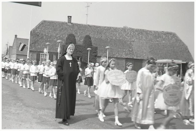 46316 Sacramentsprocessie Maarheeze: Bruidsmeisjes 1e communie, 1963 - 1965
