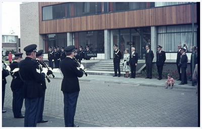 46317 Politiebureau Budel: opening politiebureau met burgemeester Boudrie en echtgenote, 1975