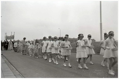46318 Sacramentsprocessie Maarheeze: met bruidsmeisjes, engeltjes, misdienaars en de pastoor onder het baldakijn, 1963 - 1965