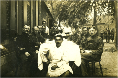 46320 Café de Bonte Os: Vooraan uitbater Louis (Wiet) Neeskens. Bouwjaar 1908, 1914 - 1918