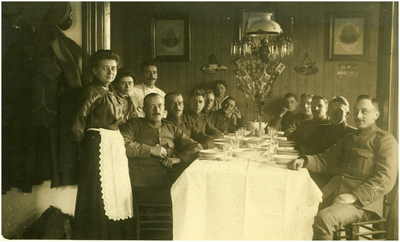 46329 Bonte Os, Budel: Feestdiner militairen 1914-1918 café hoek Dr. A. Mathijsenstraat / Deken van Baarsstraat, 1914 - 1918