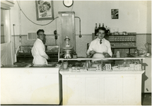 46337 Cafetaria Corso, Budel: Cor Neeskens en Bert Vlssak in de cafetaria, 08-1967