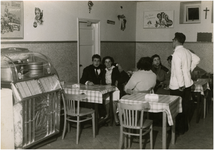 46338 Cafetaria Corso, Budel: staand rechts Bert Vlassak, 1967