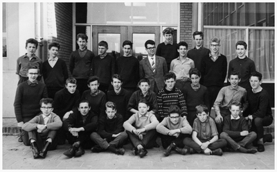 46358 Eerste leerlingen met hoofd vd school Frans Linnartz, 1962