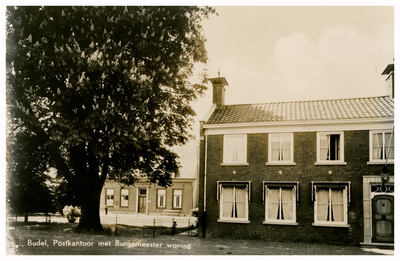 46367 Nieuwstraat, Budel: Ambtswoning Burgemeester Remmen, daarnaast postkantoor voorheen Adr. Ras, gebouwd als ...