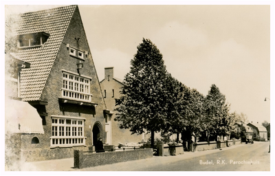 46373 Scholen: RK Parochiehuis: op achtergrond jongensschool St. Aloysiusschool, Budel, 1960