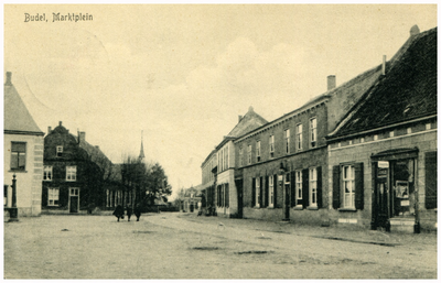 46431 Marktplein Budel: Markt vanaf andere zijde. Links het oude raadhuis (thans Heemkamer), daarachter voorheen Spar, ...