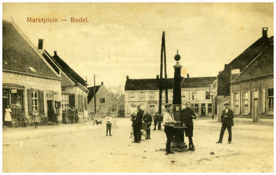 46440 Marktplein Budel: Op het plein de dorps pomp, Links pand van Glaudemans en van Lierop (slager). Daarachter het ...