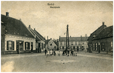 46443 Marktplein Budel: de pomp voorop is verdwenen. rechts postkantoor ?, achter het pand van Geers. Links Glaudeman ...