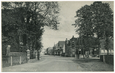 46466 Dr. Ant. Mathijsenstraat: Links Nederlands Hervormde kerk, rechts de Café De Bonte Os, 1934