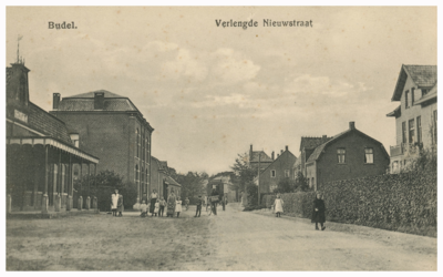 46662 Nieuwstraat, rechts het huis van dokter Visschers gebouwd in 1910, vroeger bewoond door notaris Nieuwenhuis. daar ...