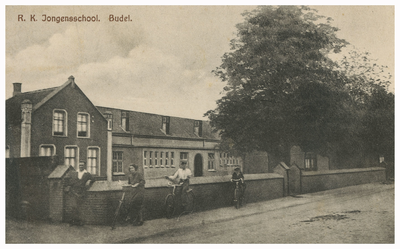 46667 R.K. Jongensschool St. Aloysiusschool Budel. Gelegen aan de Dr. Ant. Mathijsenstraat. In 1913 werd de school ...