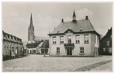 46669 Schepenhuis Budel, annex boter en garenmarkt, daarna gemeentehuis en nu weer Schepenhuis Budel. Gebouwd in 1771, ...