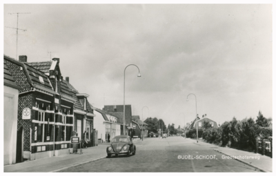 46682 Groot-Schoterweg, Budel-Schoot, links drogisterij van Gils, rechts het voetbalveld, nu het Vogelsplein, 1964