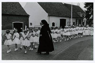 46697 Processie bij 1e H. Mis kapelaan Biemans, Maarheeze, 27-05-1961