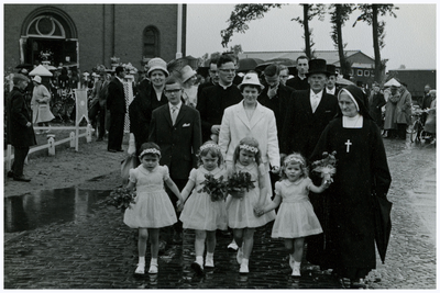 46698 Processie naar opdragen 1e H. Mis Biemans bij St. Gertrudiskerk, Maarheeze, 27-05-1961