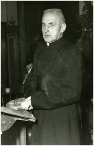 46729 Receptie meester Winkelmolen, met pastoor Panis (Budel), december 1954