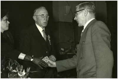 46730 Receptie meester Winkelmolen, met meester Jan Smolenaars (Budel), december 1954