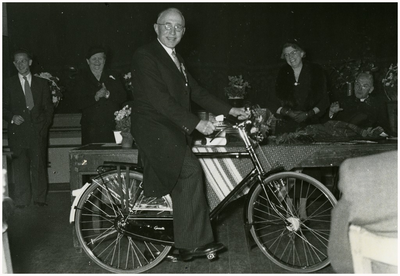 46732 Receptie meester Winkelmolen, Budel, trots met zijn nieuwe fiets, december 1954