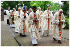 46741 Priesterwijding Grubben, met o.a. van achter naar voor links, nn, P. Lemmens, nn, v. Dijk, pater Mervin, 30-05-2010